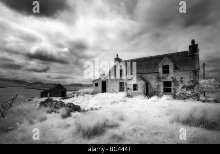 Infrarot-Bild eines verfallenen Bauernhauses in der Nähe von Arivruach, Isle of Lewis, Hebriden, Schottland Stockfoto