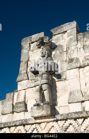 Stein gehauen Atlantes Zahlen auf der Rückseite des El Palacio de Las Mascarones, Kabah, Yucatan, Mexiko, Nordamerika Stockfoto