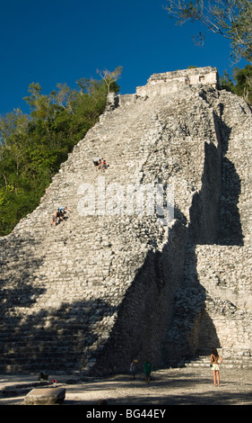 Touristen, die die Treppe klettern, Nohoch Mul (großer Hügel), Coba, Quintana Roo, Mexiko, Nordamerika Stockfoto