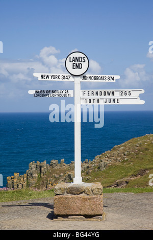 England, Cornwall, Lands End, dem Lands End-Wegweiser Stockfoto