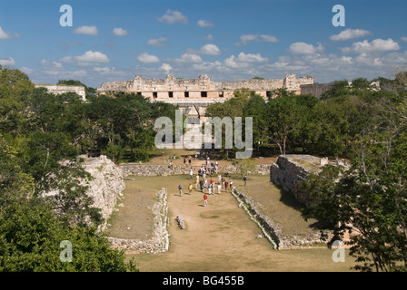 Übersicht der Ballspielplatz in Vorder- und Cuadrangulo de Las Monja (Nonnental Viereck) im Hintergrund, Uxmal, Yucatan, Mexiko Stockfoto