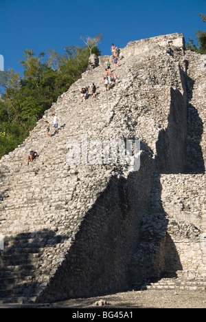 Touristen Klettern Nohoch Mul (großer Hügel), Coba, Quintana Roo, Mexiko, Nordamerika Stockfoto