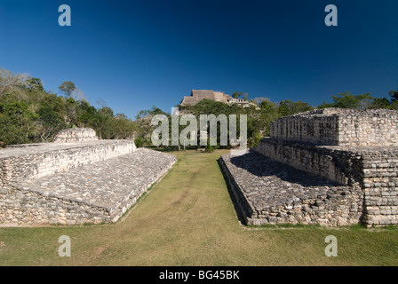 Der Ballspielplatz in Vordergrund und Akropolis in den Hintergrund, Ek Balam, Yucatan, Mexiko, Nordamerika Stockfoto