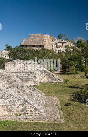 Die Zwillinge im Vordergrund und die Akropolis in den Hintergrund, Ek Balam, Yucatan, Mexiko, Nordamerika Stockfoto