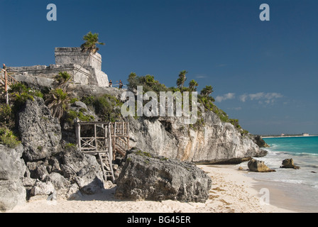 Ansicht von Tulum Beach mit El Castillo (Schloss) in den Maya-Ruinen von Tulum im Hintergrund, Quintana Roo, Mexiko Stockfoto