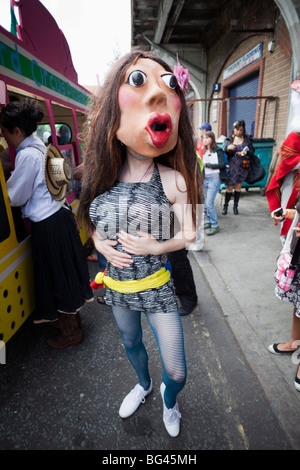 England, London, Southwark, maskierten Teilnehmer am Carnaval Del Pueblo Festival (Europas größte Latin Street Festival) Stockfoto