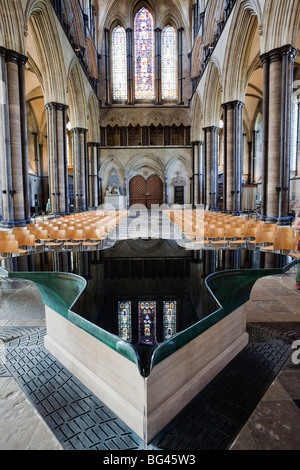 England, Wiltshire, Salisbury Cathedral, The Font entworfen von William Pye 2010 Stockfoto