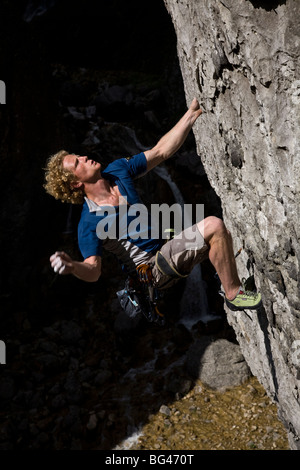 Kletterer befasst sich eine schwierige Route an den Wänden der Gordale Narbe, in der Nähe von Malham Cove, North Yorkshire, England, Vereinigtes Königreich Stockfoto