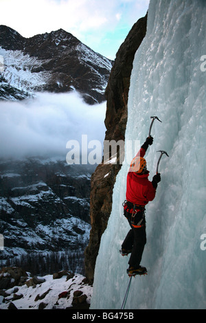 Ein Eiskletterer macht seinen Weg auf einem gefrorenen Wasserfall in der Nähe von Cogne, über das Aosta-Tal, Nord-Italien, Europa Stockfoto