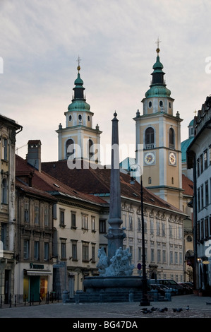 Blick in Richtung der Kathedrale St. Nikolaus durch die Straßen der alten Stadt von Ljubljana, Slowenien, Europa Stockfoto