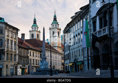 Blick in Richtung der Kathedrale St. Nikolaus durch die Straßen der alten Stadt von Ljubljana, Slowenien, Europa Stockfoto