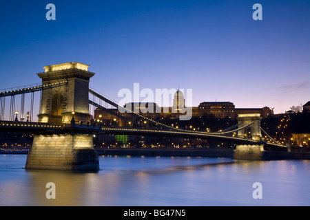 Kettenbrücke & Königspalast auf dem Burgberg, Budapest, Ungarn Stockfoto