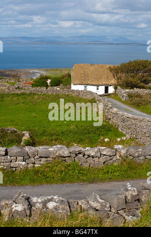 Traditionellen strohgedeckten Dach Cottage, Inishmore, Aran-Inseln, Co. Galway, Irland Stockfoto