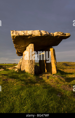 Poulnabrone Dolmen, The Burren, Co. Clare, Irland Stockfoto