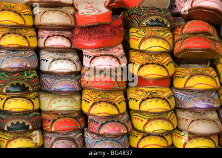 Traditionelle Lederschuhe auf den Verkauf in einem Laden neben der Gerberei, Fez, Marokko, Nordafrika, Afrika Stockfoto