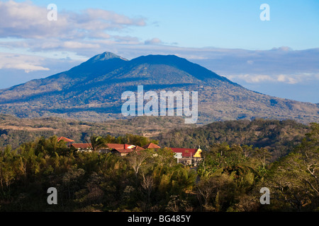 Nicaragua, Granada, Catarina, Blick vom Laguna de Apoyo in Richtung Masaya Vulkane Stockfoto