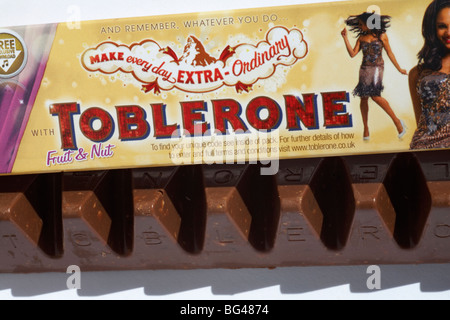 Bar von Toblerone Obst & Mutter Schokolade - Schweizer Vollmilchschokolade mit Honig und Mandel Nougat und Rosinen auf weißem Hintergrund Stockfoto