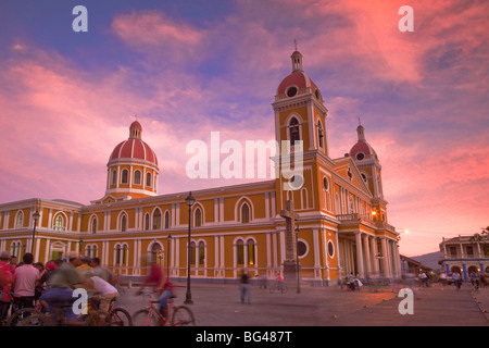 Nicaragua, Granada, Park Colon, Central Park, Kathedrale de Granada bei Sonnenuntergang Stockfoto