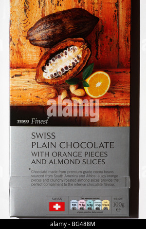 Bar von Tesco feinste Schweizer schlicht Schokolade mit orange Stücke und Mandelscheiben Stockfoto