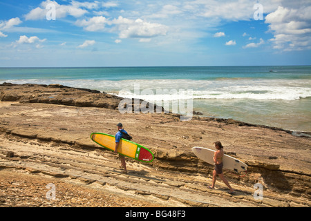 Nicaragua, San Juan Del Sur, Playa Madera, Surfer entlang der Felsen Stockfoto