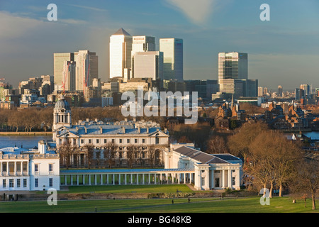 Blick vom Royal Observatory in Greenwich Park in Richtung der Royal Naval College & Canary Wharf, London, England, UK Stockfoto