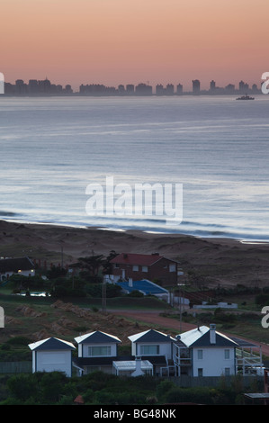 Uruguay, Punta del Este Bereich Punta Ballena, touristischen Komplex von der Rio De La Plata und Punta Skyline, dawn Stockfoto