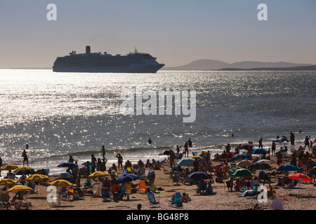 Uruguay, Punta del Este, Playa I'marangatu Strand mit Kreuzfahrtschiff Stockfoto