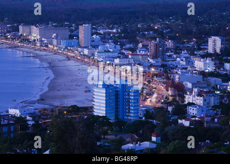 Uruguay, Piriapolis, Kurort vom Cerro San Antonio Hill, Abend Stockfoto