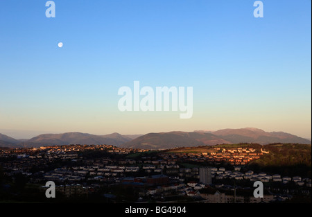 Morgen Blick über Greenock mit Vollmond am Himmel Stockfoto