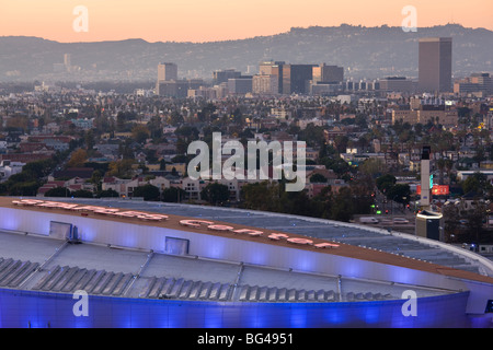 USA, California, Los Angeles, Innenstadt, Dach Staple Center und Hollywood Stockfoto
