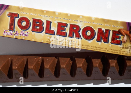 Bar von Toblerone Obst & Mutter Schokolade - Schweizer Vollmilchschokolade mit Honig und Mandel Nougat und Rosinen auf weißem Hintergrund Stockfoto