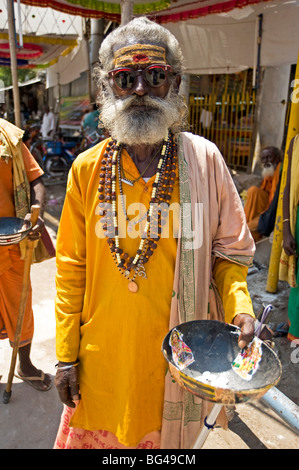 Saddhu, heiliger Mann, betteln außerhalb Shiva-Tempel, Rameshwaram, Tamil Nadu, Indien, Asien Stockfoto