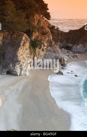 USA, California, Big Sur Pazifikküste, Julia Pfeiffer Burns State Park, McWay Falls Stockfoto