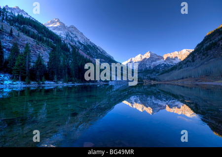 USA, Colorado, Maroon Bells Berg spiegelt sich in Maroon Lake Stockfoto