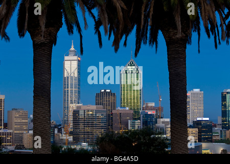 Blick auf die Skyline von Perth CBD von Kings Park, Western Australia, Australien Stockfoto