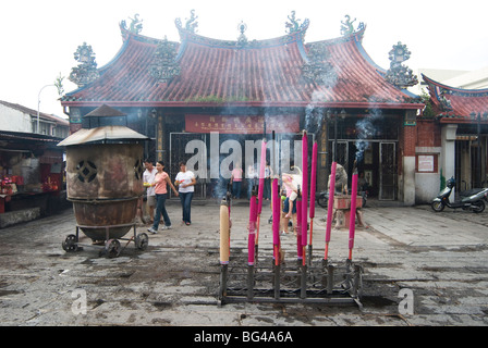 Devotional Räucherstäbchen brennt außerhalb der Göttin der Barmherzigkeit chinesischer Tempel (Kuan Yin Teng), Georgetown, Penang, Malaysia Stockfoto