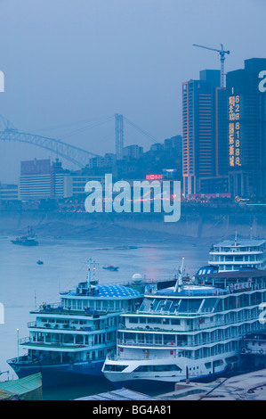 China, Provinz Chongqing, Yangtze Fluss, Stadt Chongqing, Fluss Kreuzfahrtschiffe am Binnenhafen Stockfoto