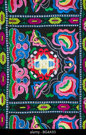 China, Provinz Yunnan, Lijiang, Baisha Dorf, Stickerei Stockfoto