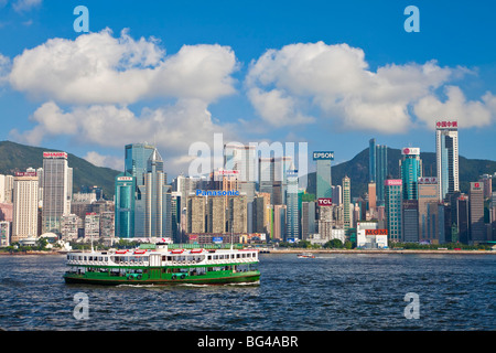 Star Ferry Kreuzung Victoria Harbour in Richtung Hong Kong Island mit zentralen Skyline über Hong Kong, China, Asien Stockfoto