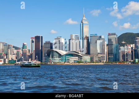 Star Ferry Kreuzung Victoria Harbour in Richtung Hong Kong Island mit zentralen Skyline über Hong Kong, China, Asien Stockfoto