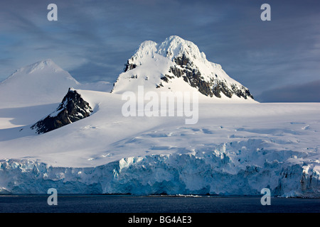 Anzeigen von Livingstone Island von Half Moon Island in der antarktischen Halbinsel. Stockfoto