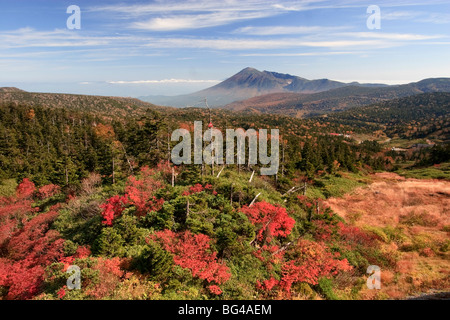 Japan, Insel Honshu, Towada Hachimantai Nationalpark, Mount Iwate und Herbstfarben Stockfoto