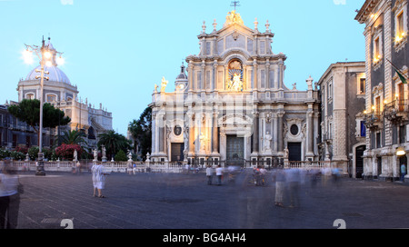 Piazza Duomo bei Dämmerung, Catania, Sizilien, Italien, Europa Stockfoto