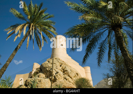 Oman, westlichen Hajar-Gebirge, Nakhl, Date Palmenoase Nakhl Fort Stockfoto