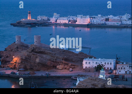 Oman, Sharqiya Region, Sur, Türme von Al Ayajh Fort, Sur Bucht Stockfoto