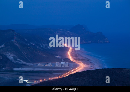Oman, Region Dhofar, Al Mughsail Abend Blick auf Al Mughsail Beach und Straße Stockfoto