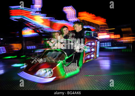 drei junge Mädchen auf einem Festplatz fahren Aberystwyth jährliche November fair, Wales UK Stockfoto