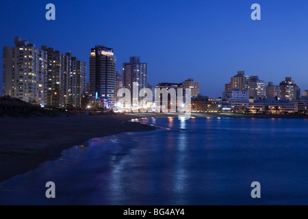 Uruguay, Punta del Este, Blick vom Playa Mansa Strand am Abend Stockfoto