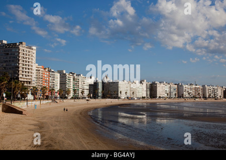 Uruguay, Montevideo, Pocitos, Hochhäuser entlang der Playa de Los Pocitos Strand am Morgen Stockfoto