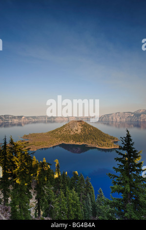 USA, Oregon, Crater Lake Nationalpark, Kratersee und Wizard Island Stockfoto